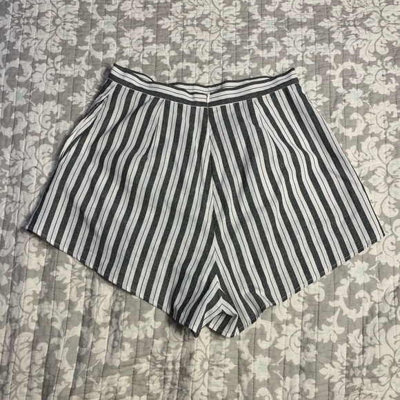 🍁 5/$20 High Waisted Striped Shorts with Pockets - Picture 2 of 4